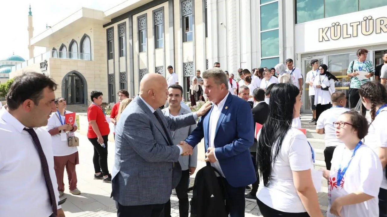 Başkan Pekmezci özel çocukların etkinliğine katıldı