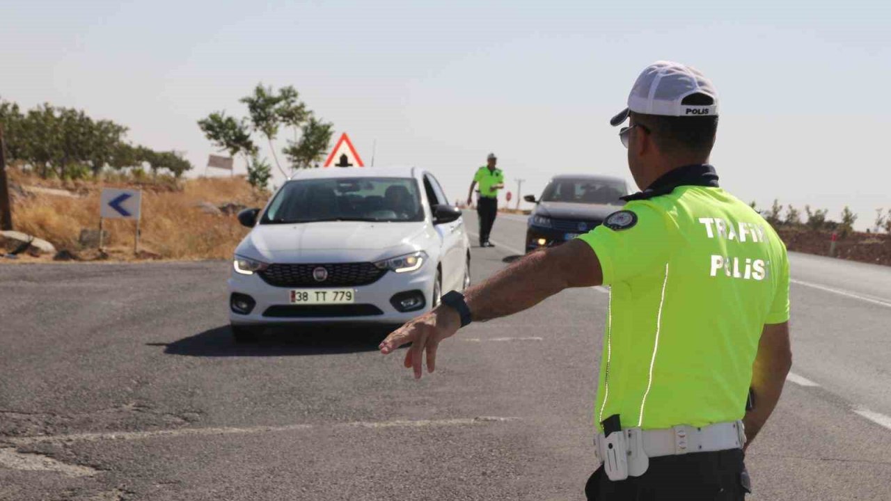 Polisler durdurdukları araçlardaki çocukları trafik dedektifi yaptı
