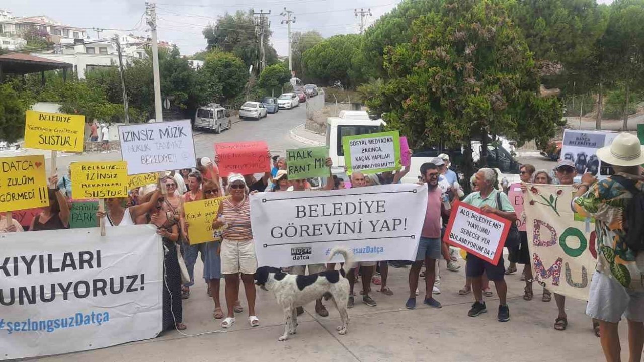 Halk Datça belediyesini bastı