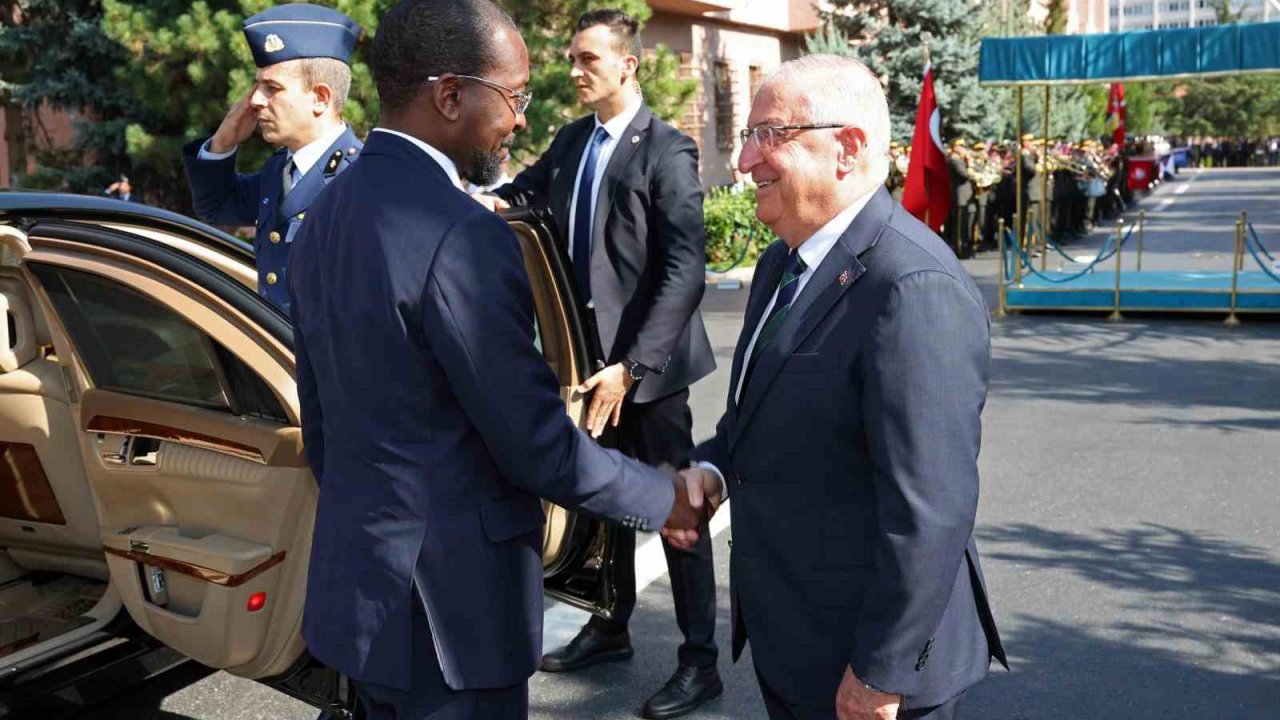Mozambik Savunma Bakanı Chume Ankara’da