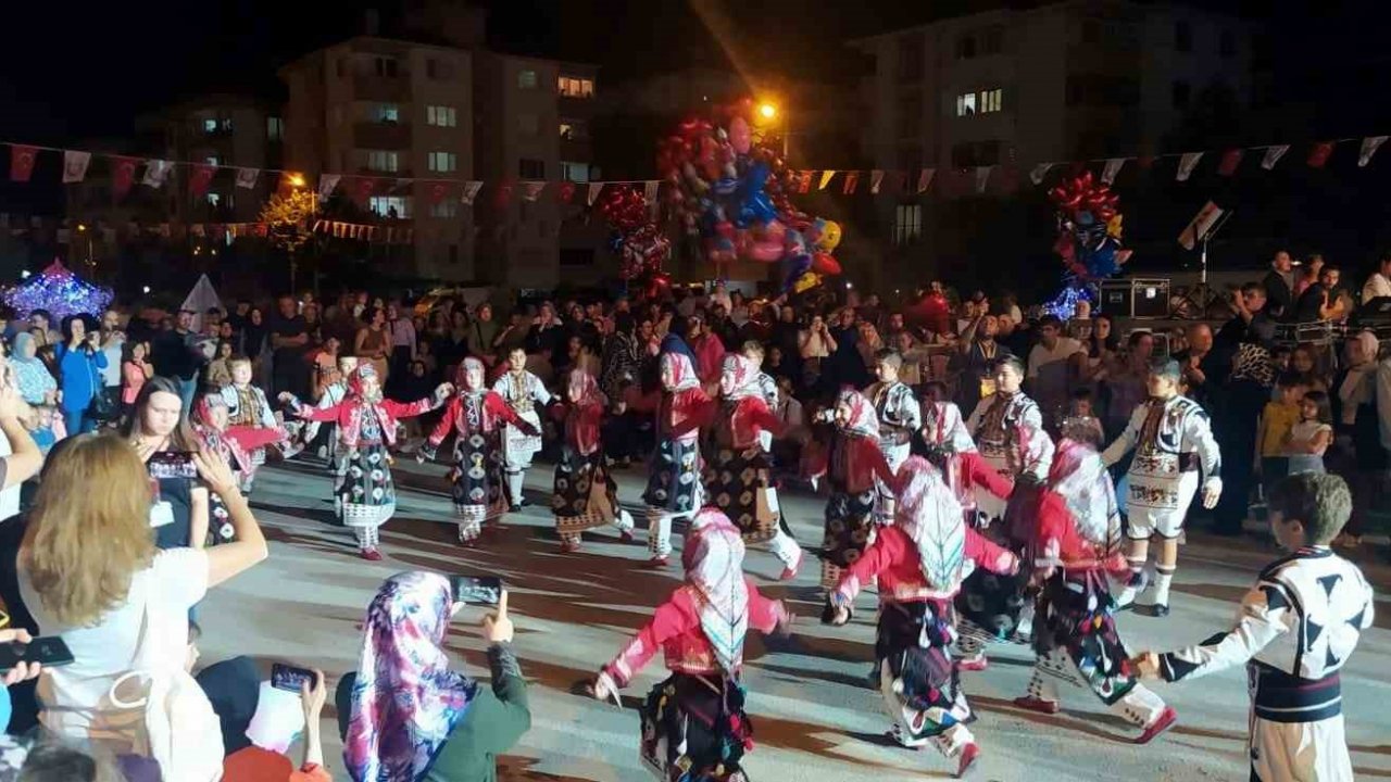 Festivalin gözdesi Yıldızlar folklor ekibi oldu