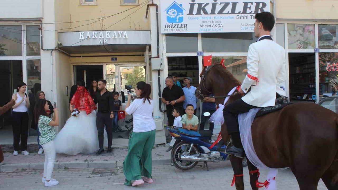Vinçle evlilik teklif etti, gelin almaya at üstünde geldi