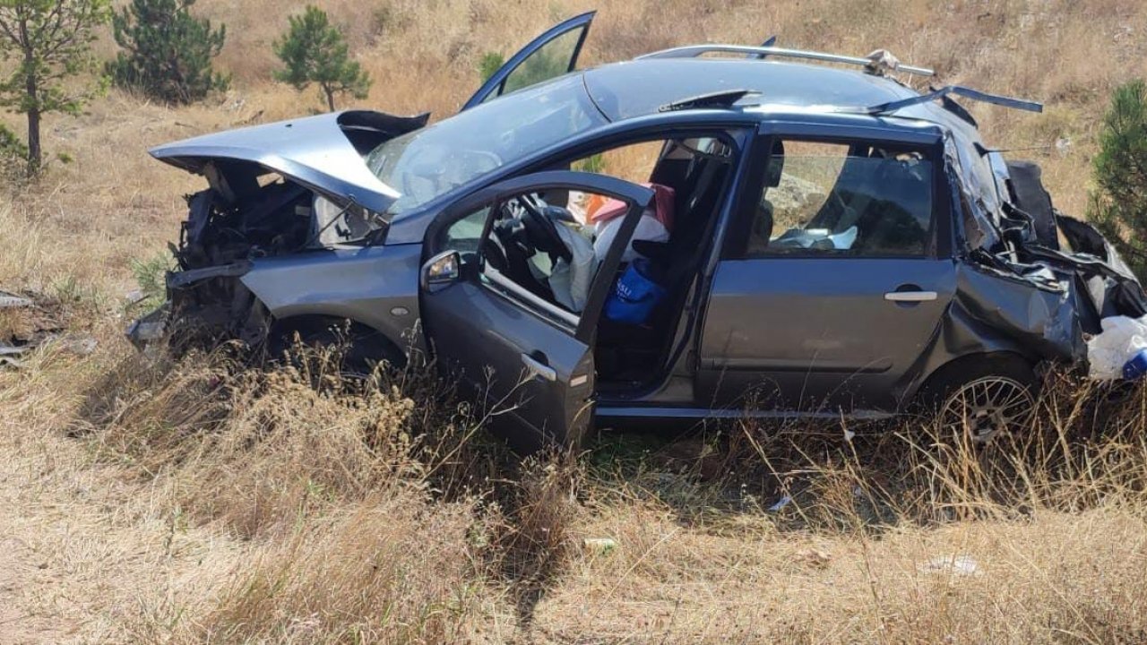 Kazada hurdaya dönen araçta 2 kişi yaralandı