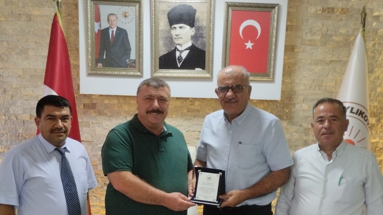 Yalımkaya Çevre Köyleri Kültür ve Dayanışma Derneği’nden Başkan Alp’e plaket