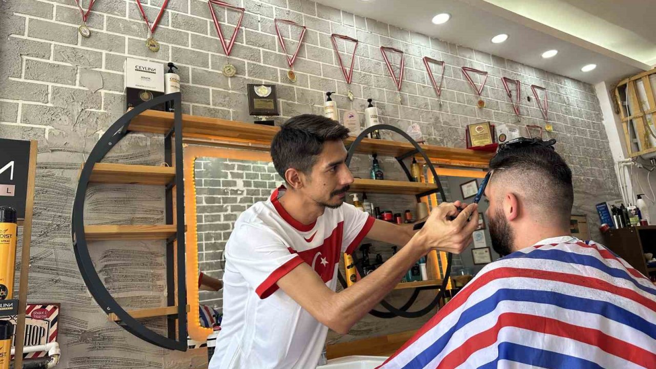 Milli maç heyecanıyla müşterilerini traş ediyor