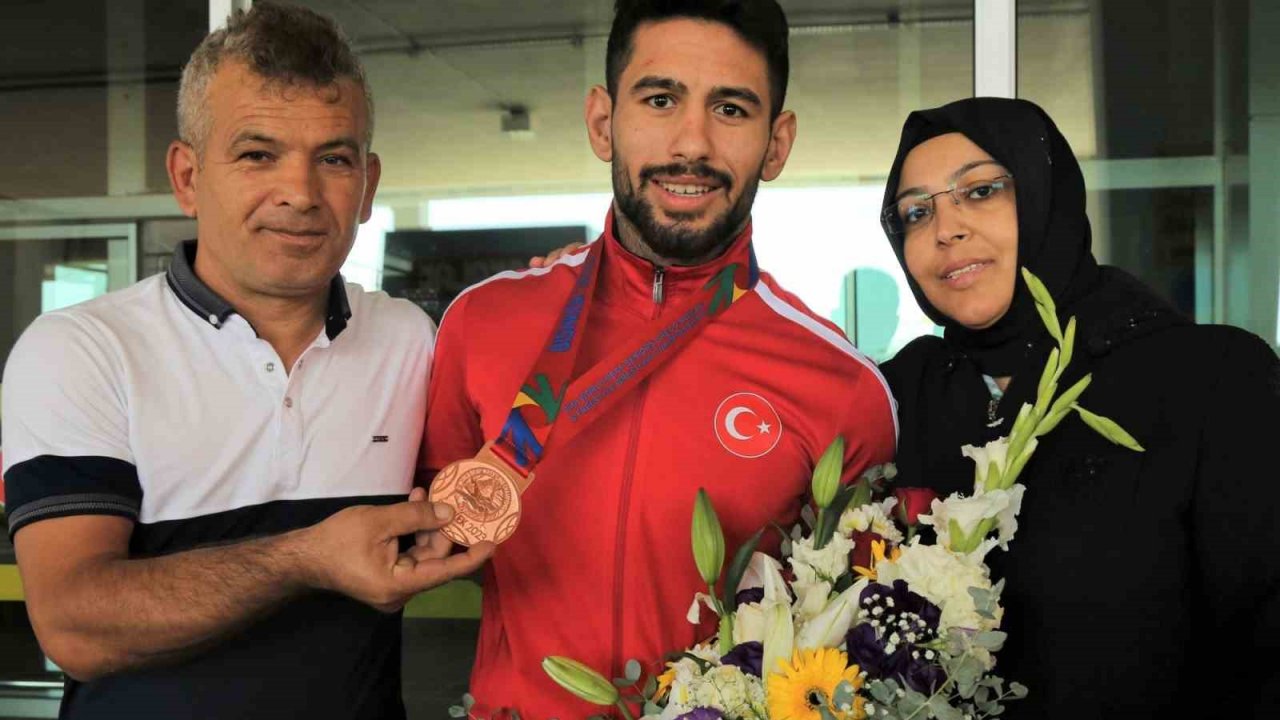 Dünya üçüncüsü olan Torku Şeker Sporlu Alihan Bayraktar yurda döndü