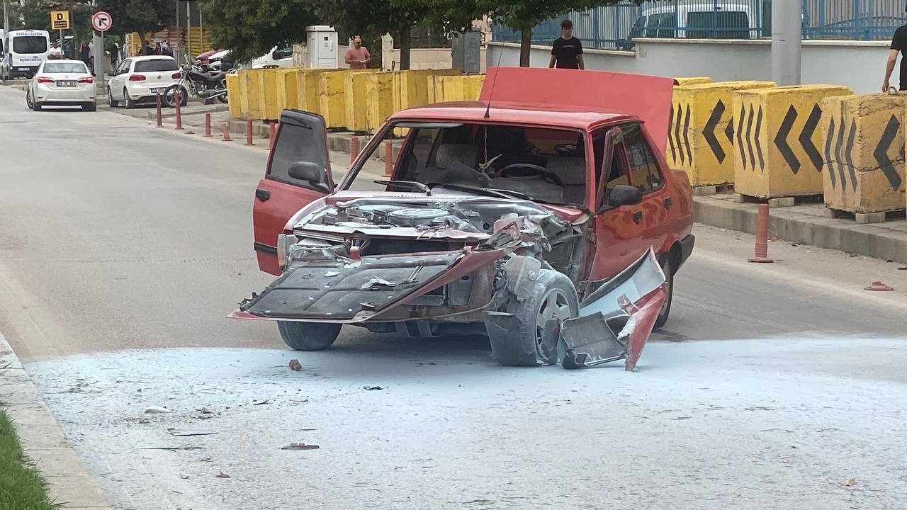 Aydınlatma direğine çarpan otomobil alev aldı