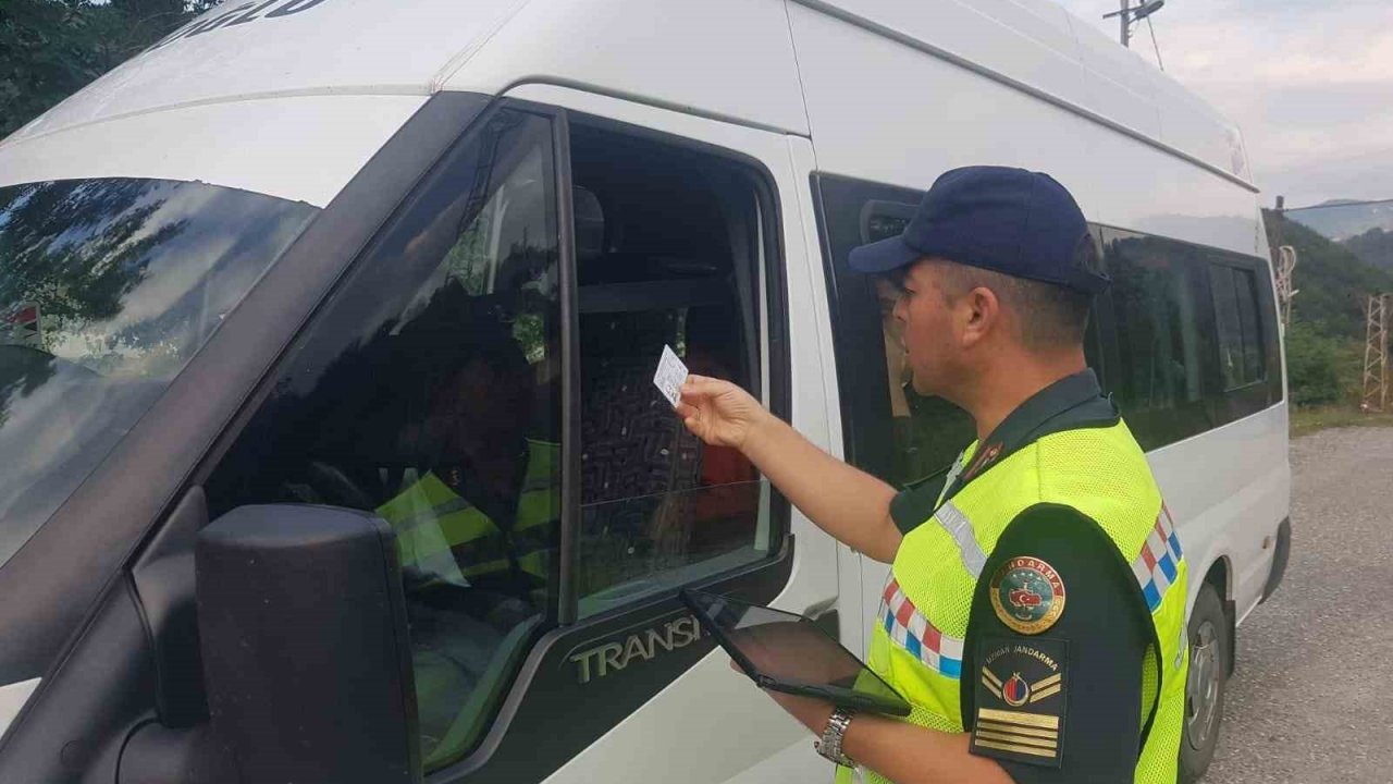 Jandarma servis araçlarını denetledi