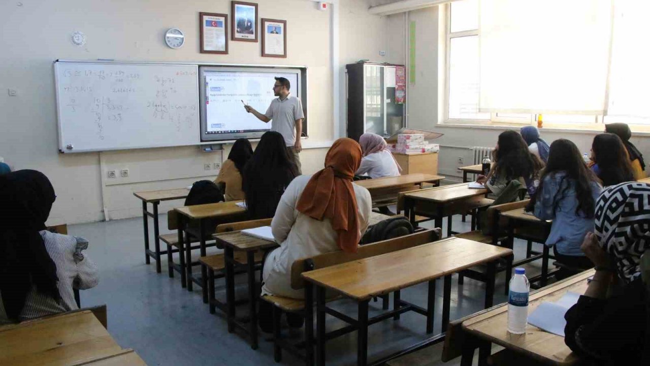 Öğrencilere üniversiteye hazırlık kursu veriliyor