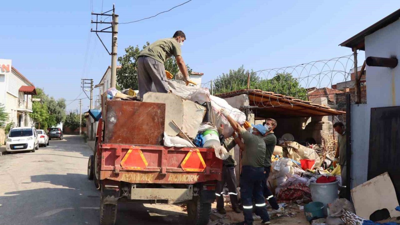 Bu evden, 8 saatte 7 kamyon çöp çıktı