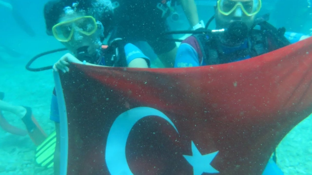 Dalgıçlık eğitimi alan Muğlalı çift denizin 40 metre derinliğinde Türk bayrağı açtı