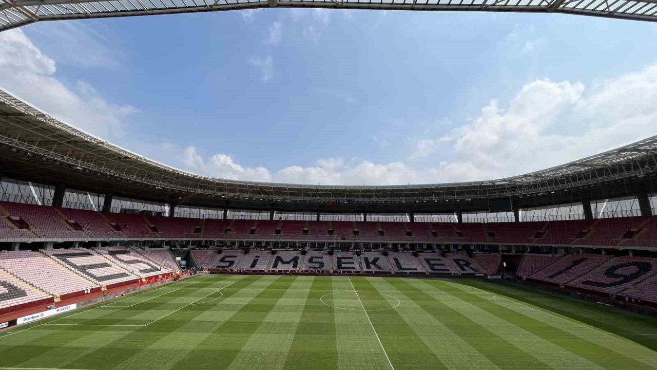 Yeni Atatürk Stadyumu’nda milli maç öncesi yoğun çalışma