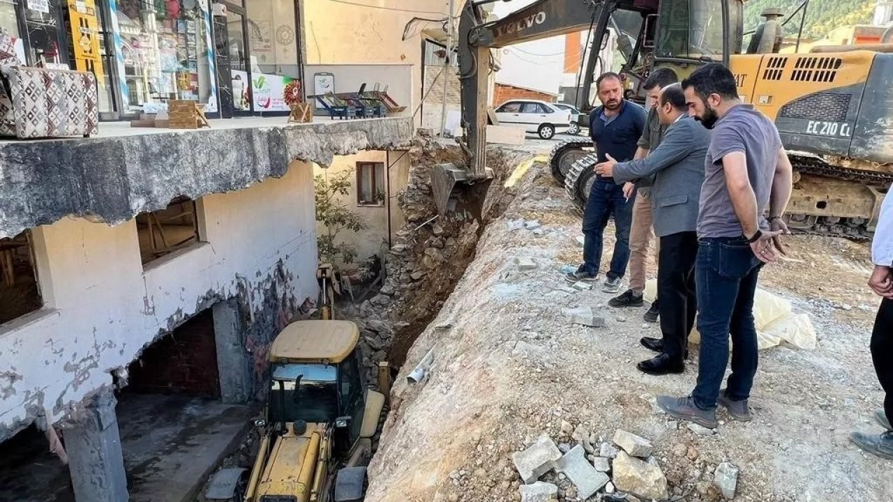 Çelikhan’da ağır hasarlı binaların yıkımı devam ediyor