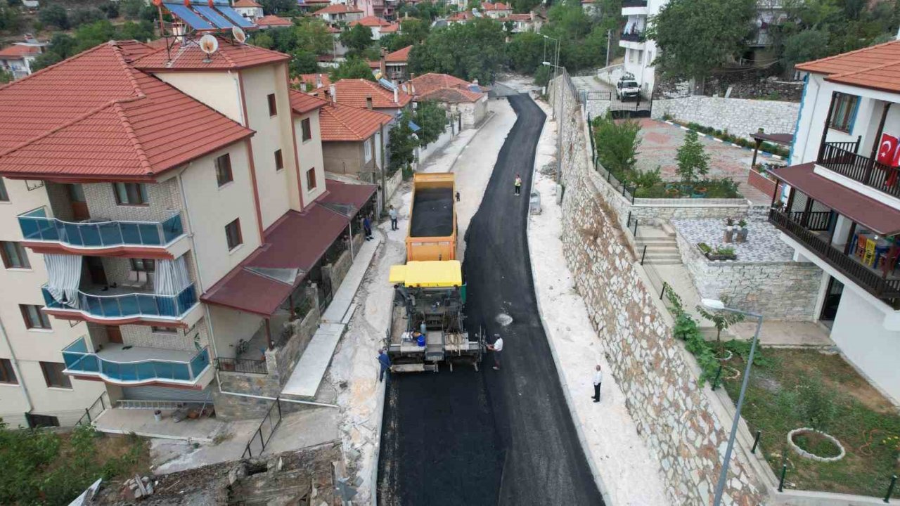 Kavaklıdere’de sıcak asfalt çalışmaları devam ediyor
