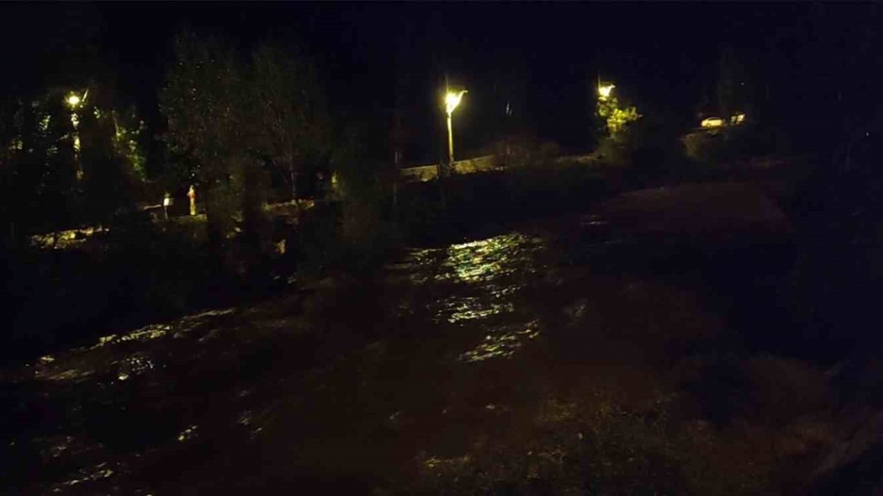 Uzundere’de sağanak yağış korkuttu