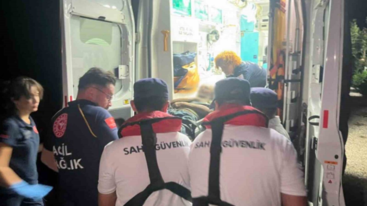 Yelkenli teknede rahatsızlanan vatandaşa tıbbi tahliye