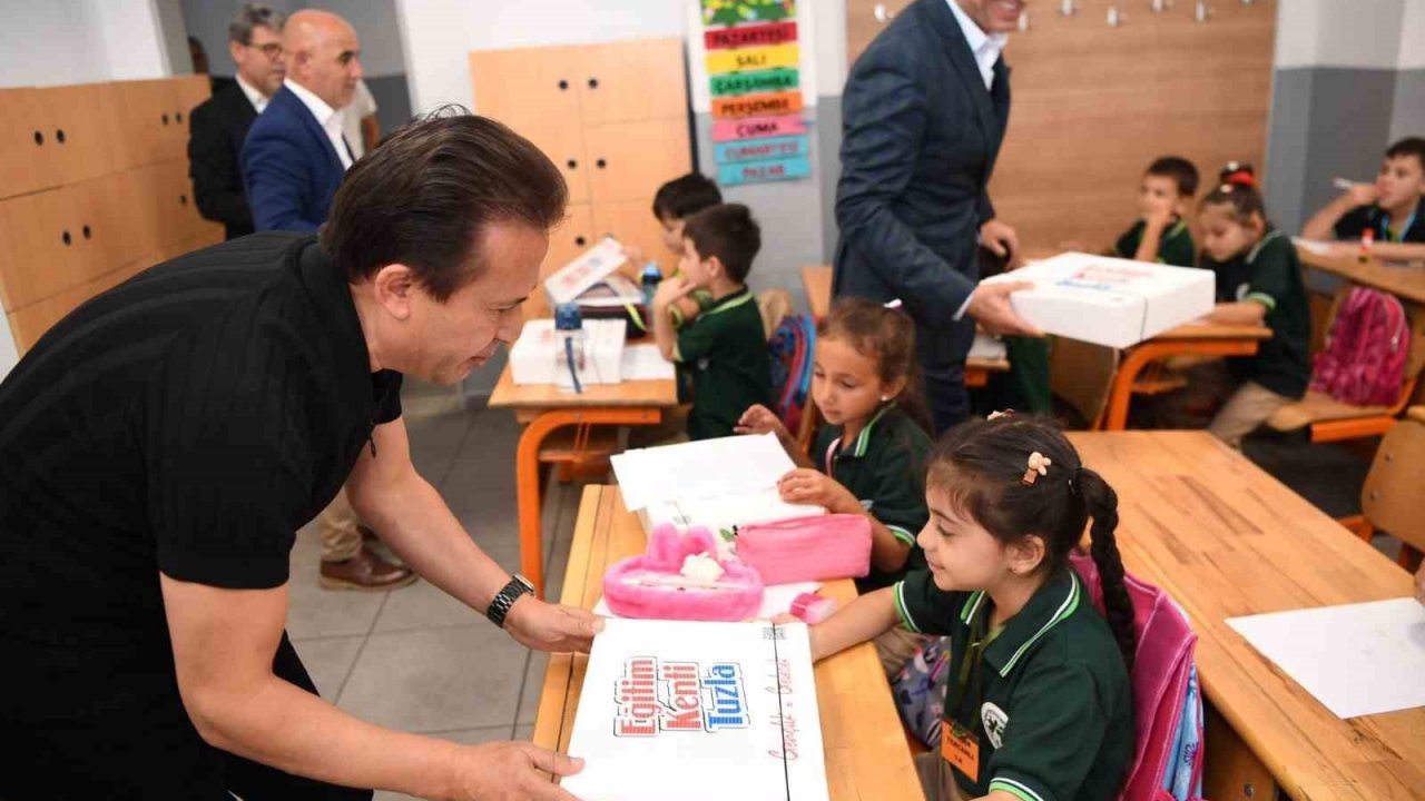 Tuzla’da 50 bin öğrenciye kırtasiye seti dağıtımı devam ediyor