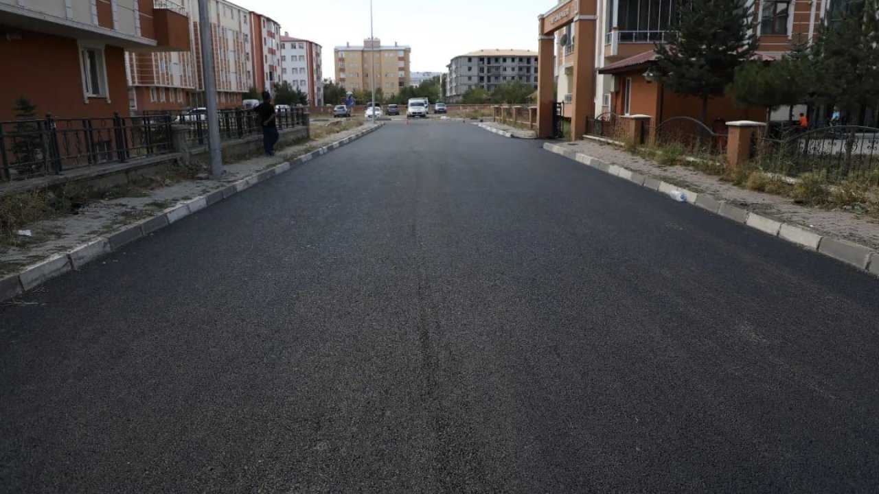 Kars’ta yollar sıcak asfalt oluyor