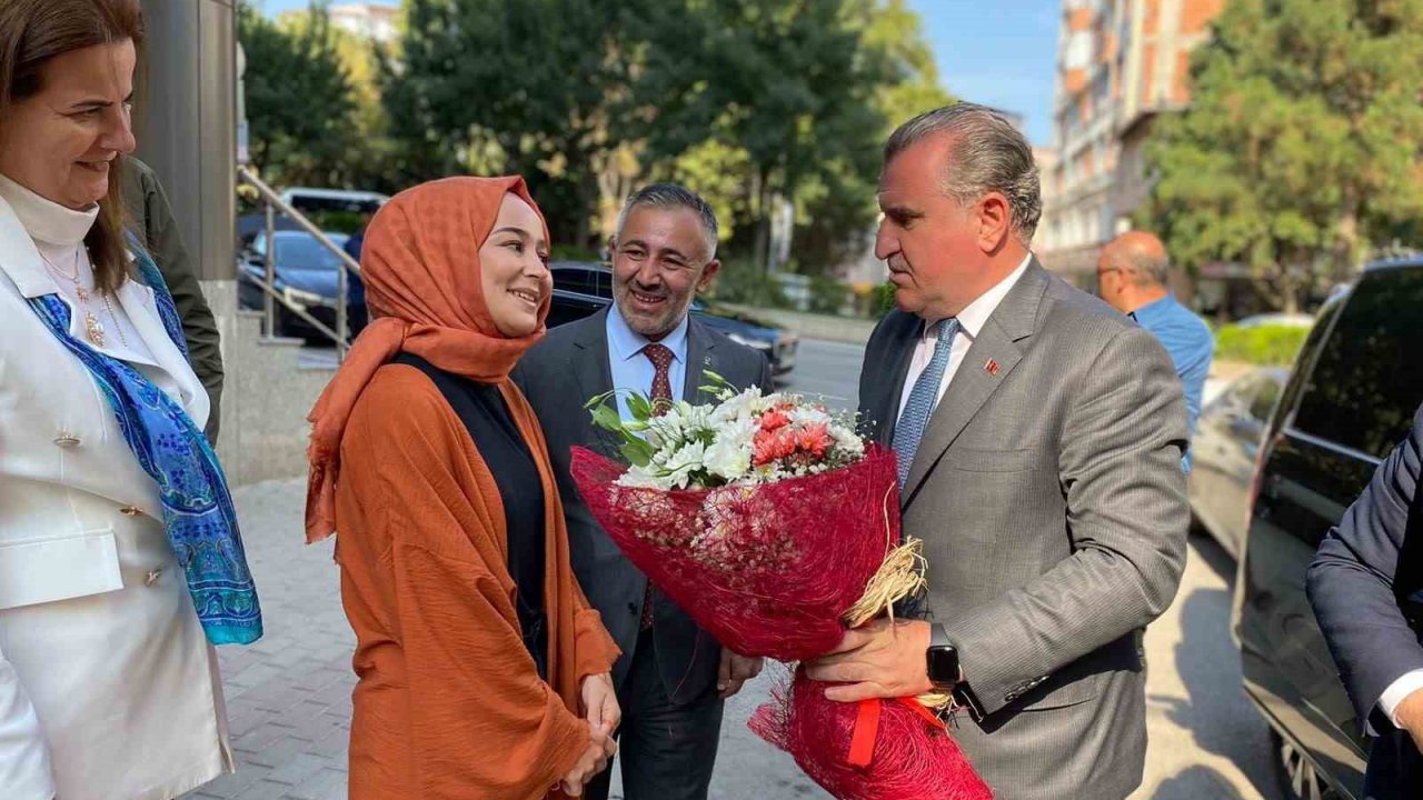 Gençlik ve Spor Bakanı Osman Aşkın Bak, AK Parti’de partililerle bir araya geldi