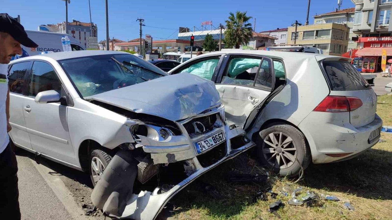Çarpışan iki otomobil refüje savruldu: 7 yaralı