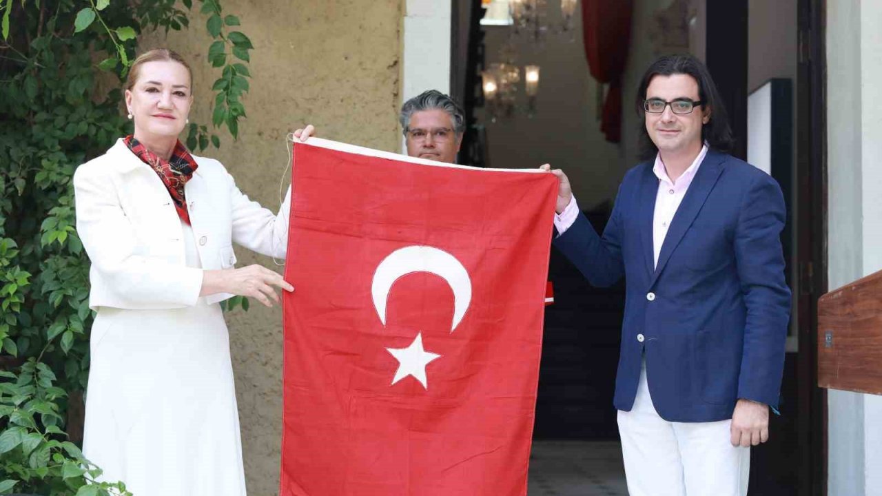 Türk askerini karşılayan 100 yıllık tarihi Türk bayrağı DEÜ’ye bağışlandı