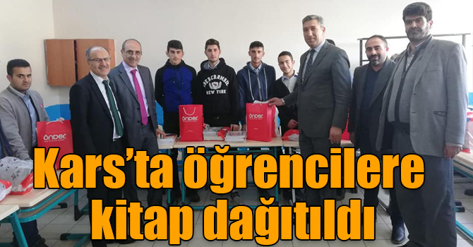 Kars’ta öğrencilere kitap dağıtıldı