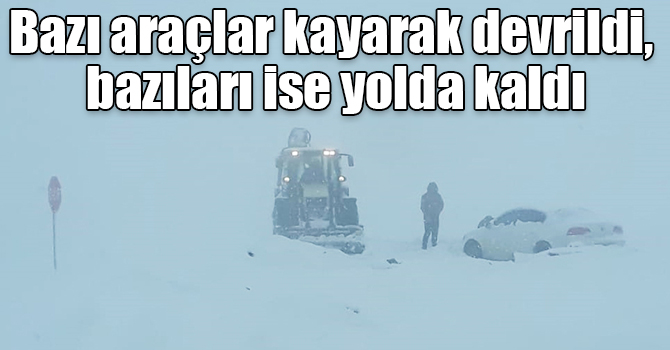 Kars'ta bazı araçlar kayarak devrildi, bazıları ise yolda kaldı