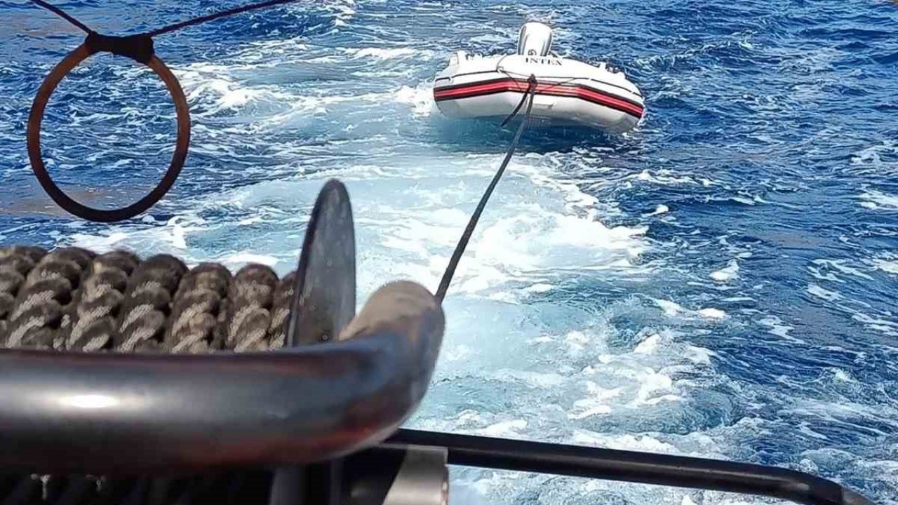 Bodrum açıklarında sürüklenen botu KIYEM ekipleri kurtardı