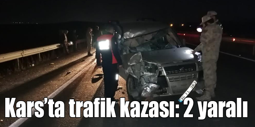 Kars’ta otomobil traktöre çarptı: 2 yaralı