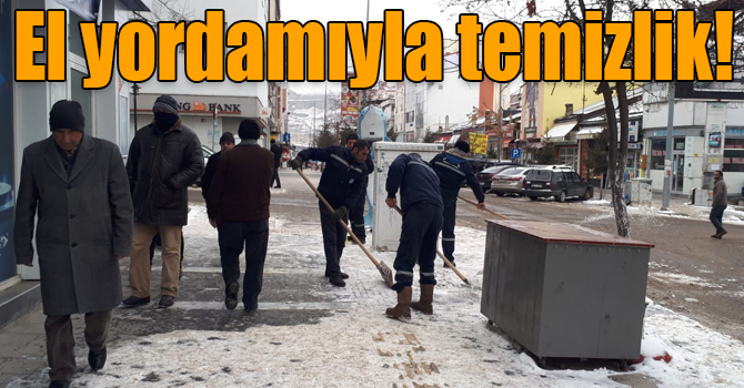 Kars'ta kaldırımlarda oluşan buzlar el yordamıyla temizleniyor