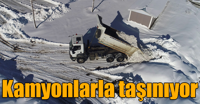 Kars'ta kar yığınları kamyonlarla şehir dışına taşınıyor