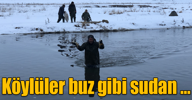 Kars’ta köylüler buz gibi sudan balık ihtiyacını karşılıyor