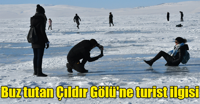 Buz tutan Çıldır Gölü'ne turist ilgisi
