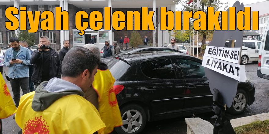 Siyah çelenk bırakıldı