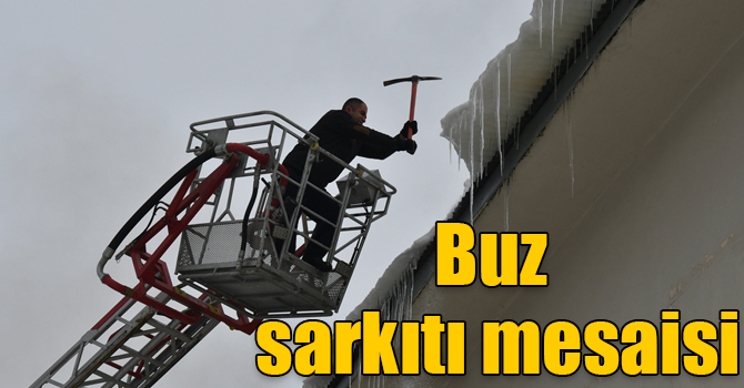 Kars'ta İtfaiyenin buz sarkıtı mesaisi