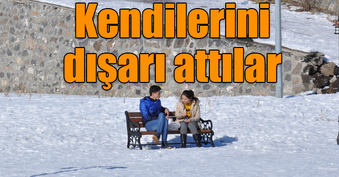 Kars’ta güneşi gören kendisini dışarı attı