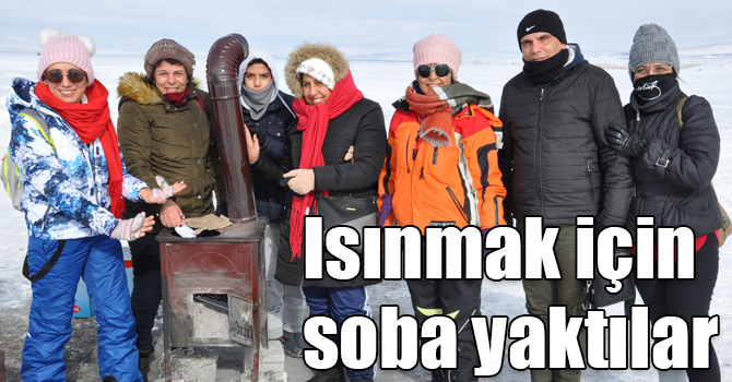 Donan Çıldır Gölü üzerinde ısınmak için soba yaktılar