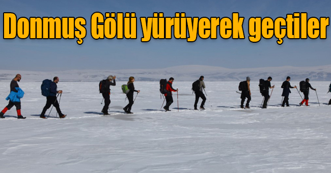 Gazeteciler Çıldır Gölü’nü yürüyerek geçti