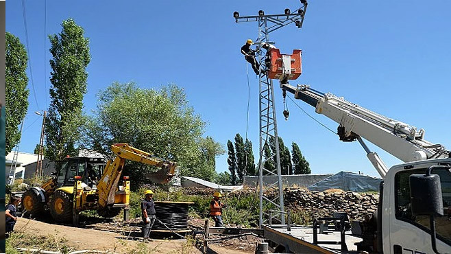 ArasEdaş,köylerde enerji hatlarını yeniliyor