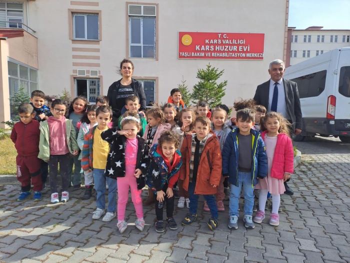 Kars'ta Minik Yürekler Huzur Evi'ni Ziyaret Ettiler