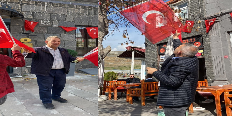 Kars’ta zabıtalar bayrak dağıttı