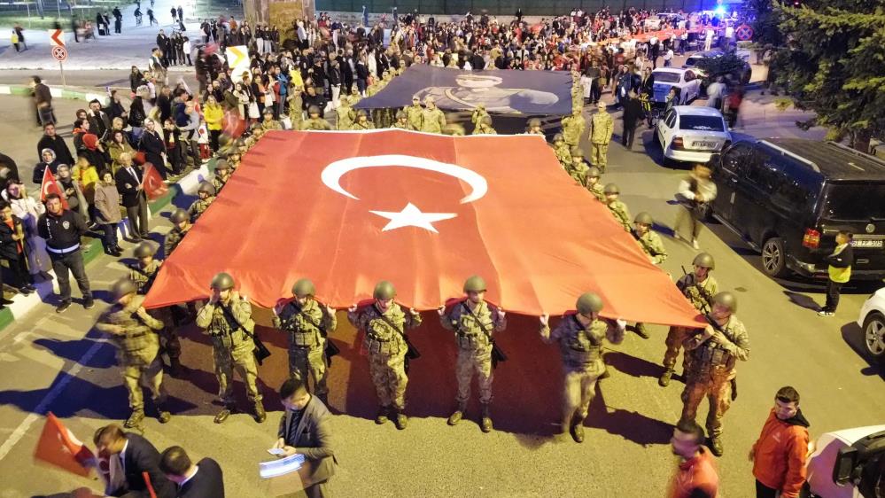 Kars’ta Türk bayraklı meşaleli Cumhuriyet yürüyüşü