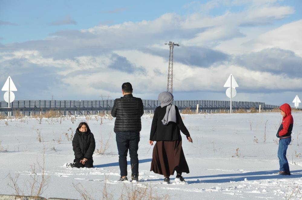 Kars beyaza büründü, vatandaşlar kartopu oynadı