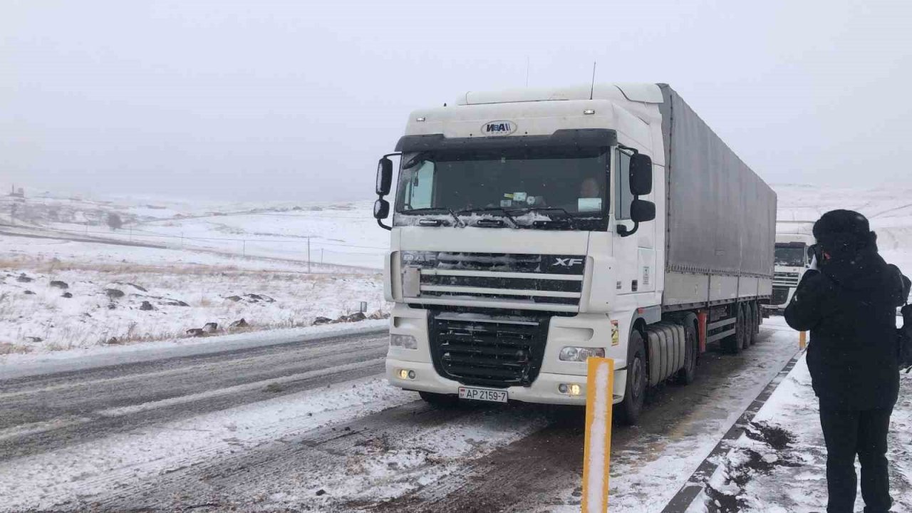 Kars’ta tırlar yolda mahsur kaldı