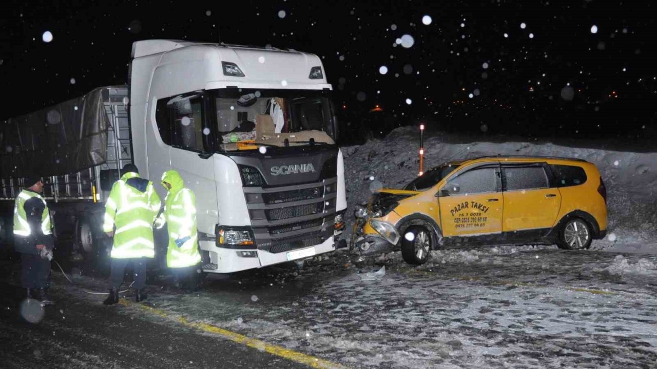 Kars’ta tır ile taksi çarpıştı: 1 ölü, 3 yaralı