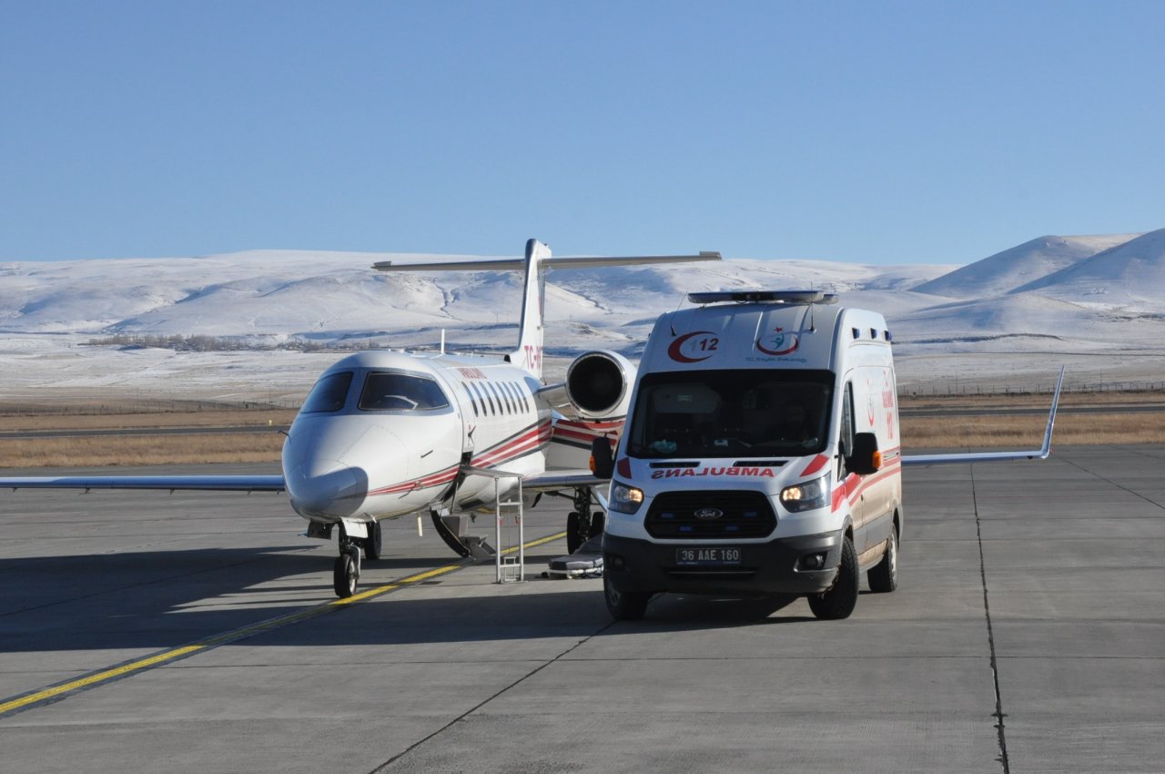 Ambulans uçak, hastalar için Kars'a geldi