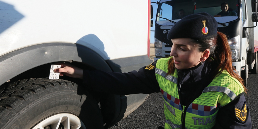 Kars'ta jandarma ekiplerinden ‘Kış lastiği’ denetimi