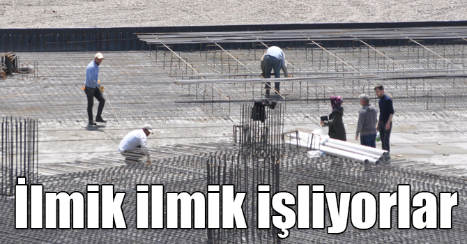 Kars Sultan Alparslan Külliyesi’nin zemini ilmik ilmik işliyorlar