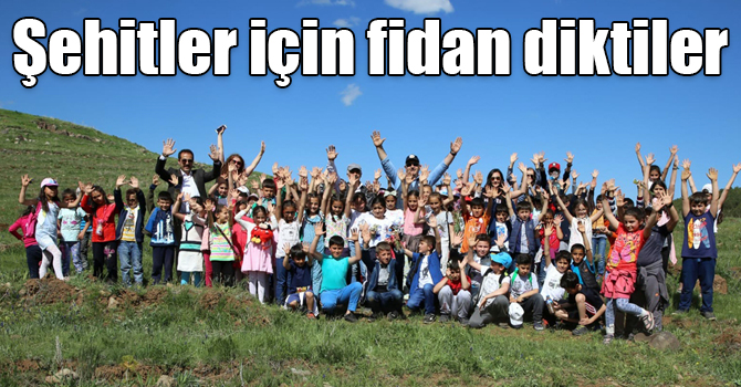 Öğretmen ve öğrenciler 15 Temmuz şehitleri için fidan dikti