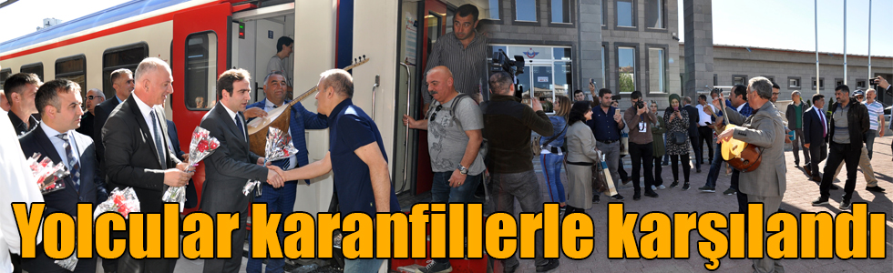 Turistik Doğu Ekspresi yolcuları Kars'ta karanfillerle karşılandı